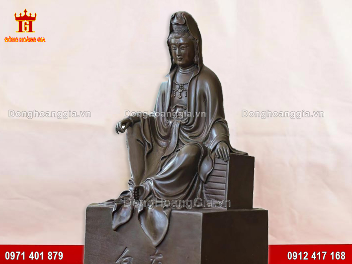 Từng đường nét chi tiết trên pho tượng được chạm khắc tỉ mỉ và tinh xảo nhất